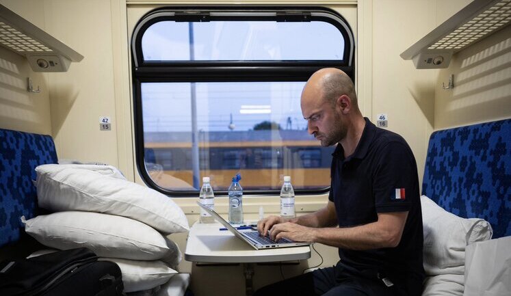 Глава МИД Франции Барро отправился в Киев