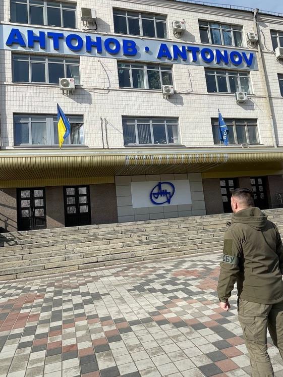 SSU detains ex-Antonov director Bychkov and security chief Netiosov for obstructing preparation of Hostomel airfield defense. They were arrested by court for two months 01