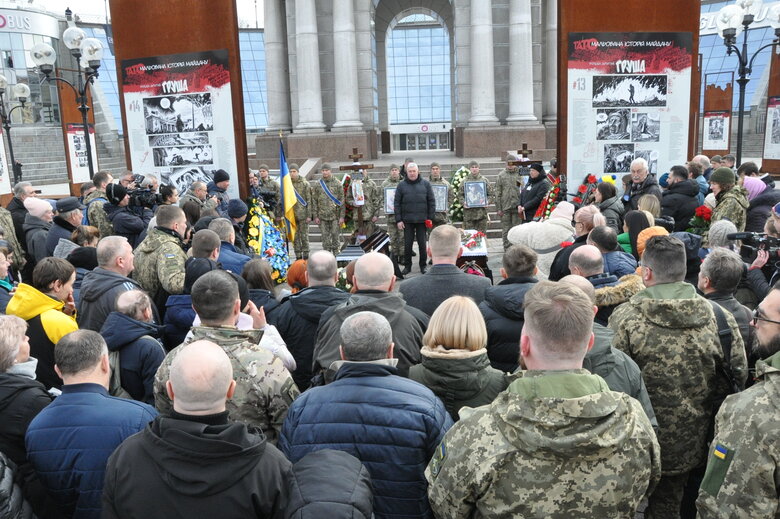 Із воїнами Олегом та Микитою Хомюками попрощалися у Києві: Батько та син загинули в бою проти окупантів під Бахмутом 15