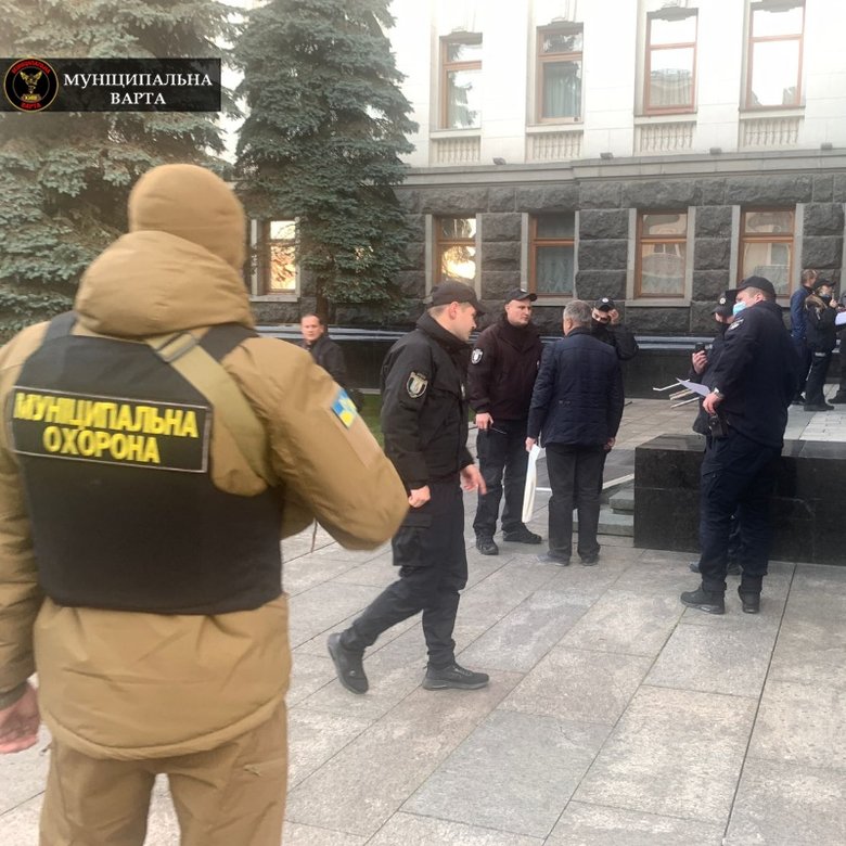 Чоловік намагався підпалити себе в будівлі Офісу президента 01