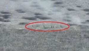Російські морпіхи втікають з позиції поблизу Гуляйполя після атаки українських артилеристів. ВIДЕО