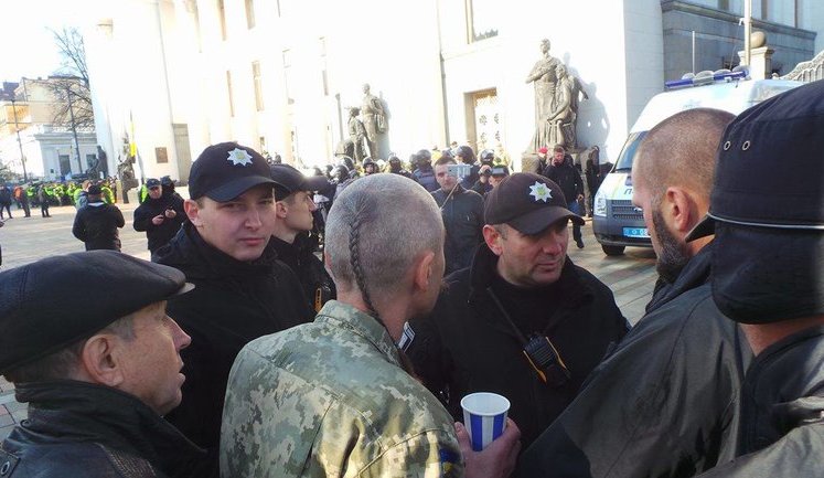 Rada perimeter encircled by law enforcers on second day of mass protests in downtown Kyiv. PHOTOS+VIDEO