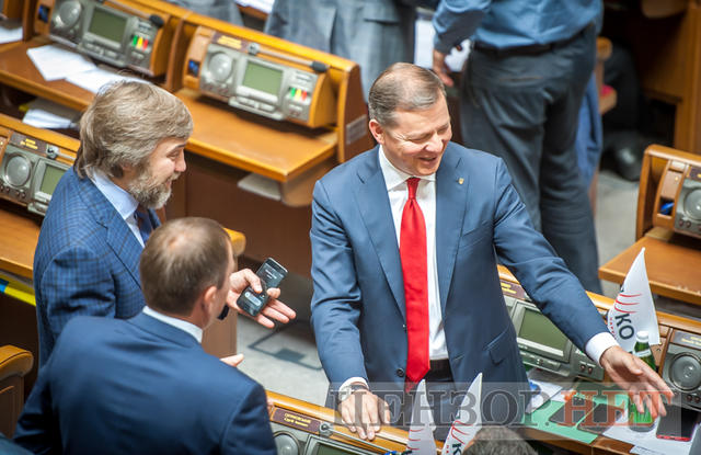 Ажіотаж у ложі Кабміну, запрошення Ляшка Новинському і Савченко, яка читає про націоналізм: як минув робочий день у Раді 07 Ажіотаж у ложі Кабміну, запрошення Ляшка Новинському і Савченко, яка читає про націоналізм: як минув робочий день у Раді 07