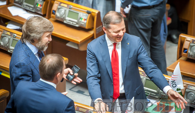 Ажіотаж у ложі Кабміну, запрошення Ляшка Новинському і Савченко, яка читає про націоналізм: як минув робочий день у Раді. ФОТОрепортаж