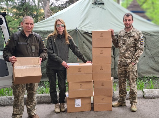 Волонтери благодійного фонду КОЛО та Дівчата Нечипорука просять українців про допомогу в придбанні витратників для апаратів VAC терапії поранених 01