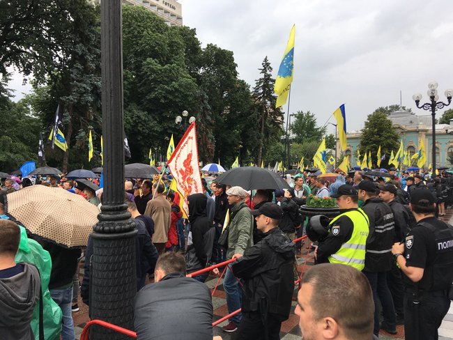 Owners of foreign-registered cars block Kyiv’s government quarter: We demand affordable customs clearance 15