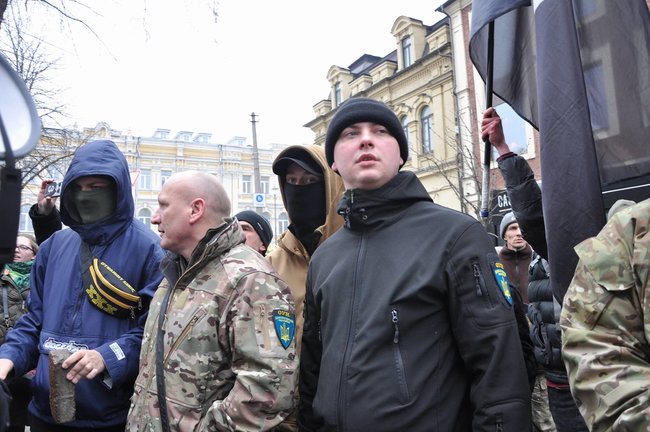 Смерть России!: Националисты забросали камнями здание Россотрудничества и двух банков в Киеве 28