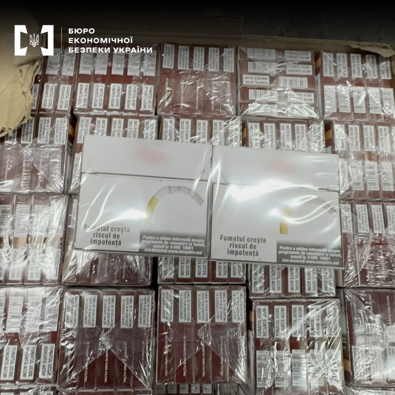 Громадянин Молдови намагався ввезти в Україну 360 тисяч пачок сигарет під виглядом полуниці