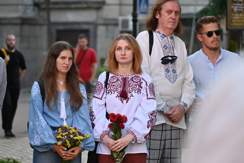 У Києві вшанували пам’ять Андрія Бабінського - воїна 80-ої ОДШБр та засновника Мегамаршу у вишиванках 08