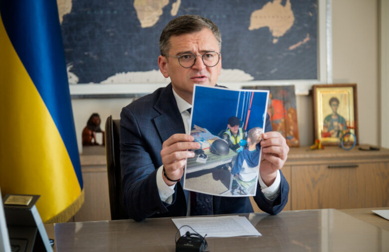 Дмитро Кулеба на засіданні глав МЗС ЄС показав фото 8-річного хлопчика з Харкова