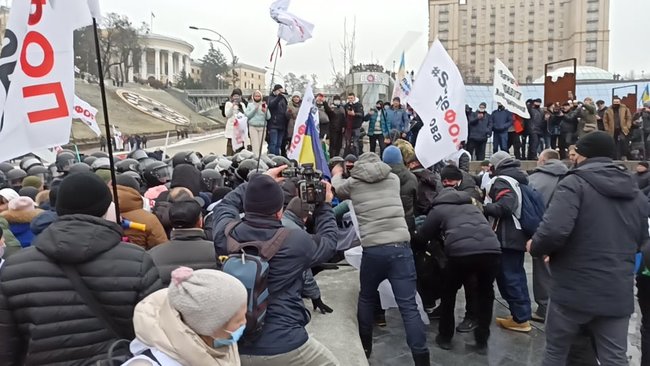 Протест ФОПів: Правоохоронці спробували демонтувати намети - застосовували сльозогінний газ 09