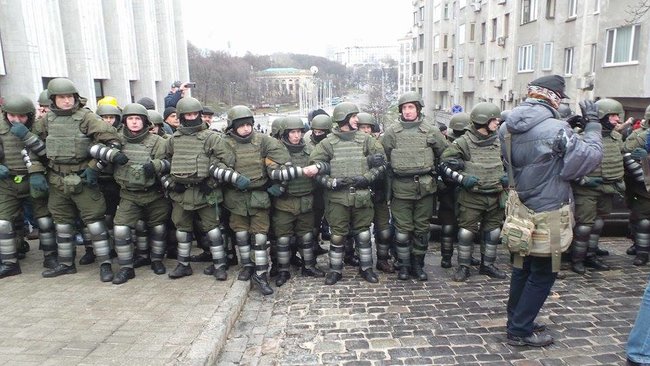 Protesters keep blocking police van with Saakashvili inside, construct barricade 07