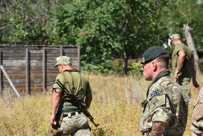 Британські інструктори тренують бійців 28 ОМБр 05