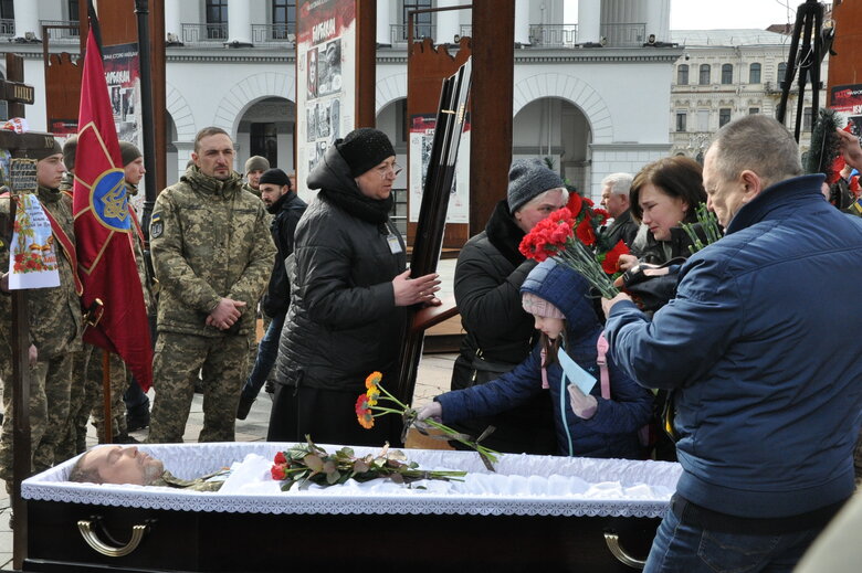 Із воїнами Олегом та Микитою Хомюками попрощалися у Києві: Батько та син загинули в бою проти окупантів під Бахмутом 26