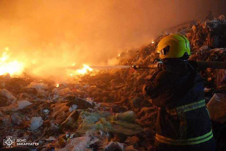 Сміттєвий полігон палає на Закарпатті: що відомо?