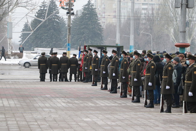 Із загиблим на Донбасі воїном Маріупольської бригади Олегом Андрієнком попрощалися в Запоріжжі 04