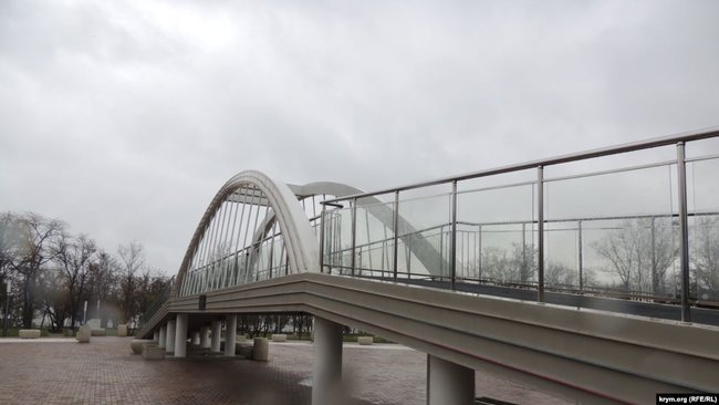 В окупованій Керчі тріснула 55-метрова копія Керченського моста 01