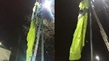 Рятувальники зняли з електроопори чоловіка, який стрибнув із парашутом з будинку в Києві