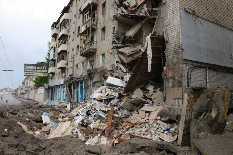 As result of Russian missile hitting residential building in Kharkiv, entrance was completely destroyed 04 As result of Russian missile hitting residential building in Kharkiv, entrance was completely destroyed 04