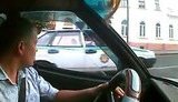 В Харькове гаишник сбежал от водителя. ВИДЕО.