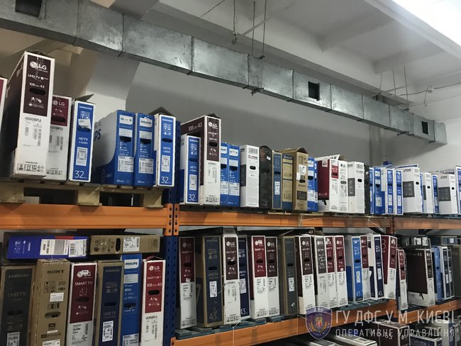 В інтернет-магазині, через який реалізовували техніку невідомого походження під виглядом відомих торгових марок, вилучено ТМЦ вартістю понад 24,4 млн грн і велику суму готівки 07
