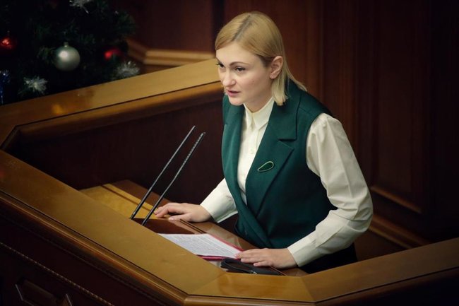 Слуга народу Євгенія Кравчук: Чому у партії падають рейтинги? А ви бачили якусь партію влади, у якої після 1,5-2 років зростали рейтинги? 02
