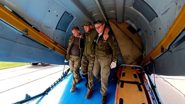 В Одесу літаком доставили 12 поранених військовослужбовців, пятеро - у важкому стані, - волонтер Танцюра 02