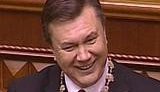 Довольный Янукович подержался за символы Президента, а удостоверение спрятал в карман. ВИДЕО.