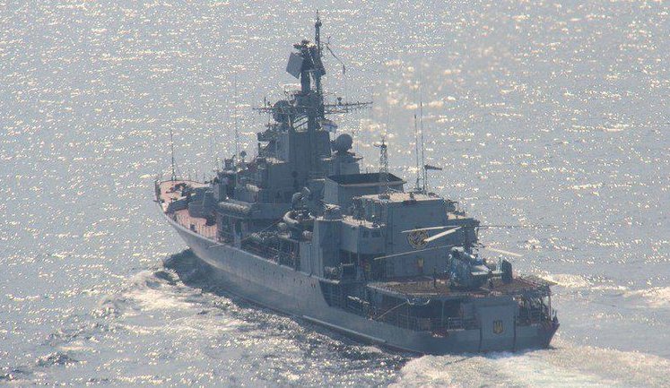 Russian Black Sea Fleet warships took aim at Ukrainian border guards’ vessel in Ukraine’s exclusive maritime zone. VIDEO