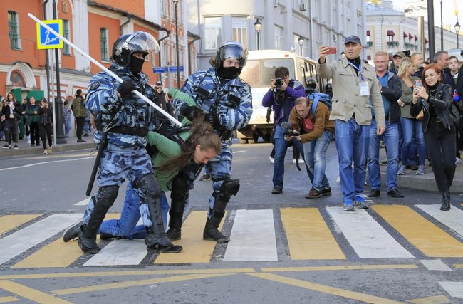 На акції в Москві затримали понад десять неповнолітніх 15