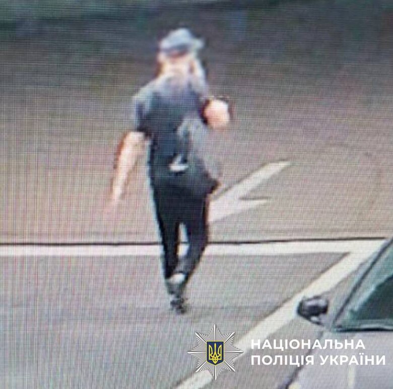 У Києві іноземці з гранатою змусили перехожого переказати 5 тисяч гривень