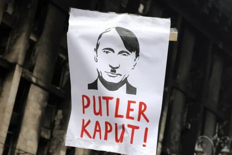 В России запретили мемы, сравнивающие Путина с Гитлером
