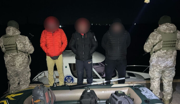 На гумовому човні за $21 000 до Молдови: затримано трьох порушників кордону на Кучурганському лимані, - ДПСУ. ФОТО