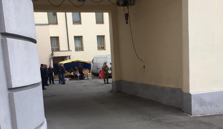 У дворі Кабінету Міністрів можна купити овочі, м'ясо, фрукти, - Нефьодов. ФОТО