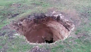 Обвал землі на глибину 15 метрів стався в Бахмутському районі на Донеччині, - ДСНС. ФОТО