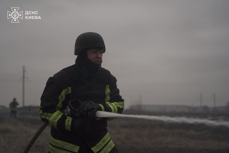 Горить трава в Деснянському районі після атаки БпЛА