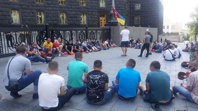 Чотири місяці без зарплати: шахтарі з Червонограда мітингують під Кабміном 01