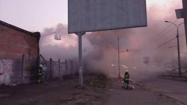 В Киеве возле метро Петровка загорелись склады 01