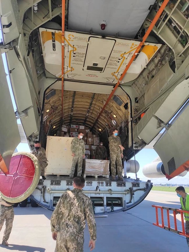 Plane carrying humanitarian cargo from China arrives in Ukraine 04