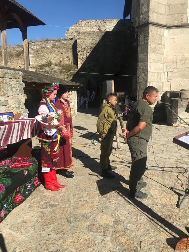 Народний герой України в Хотині: шість недержавних нагород вручили у дворі старовинної фортеці на Буковині 07