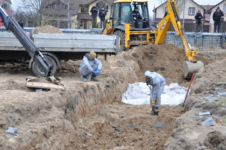 В Бучі ексгумують з братської могили тіла вбитих росіянами мирних жителів: Майже всі з вогнепальними пораненнями, деякі із завязаними руками та ногами 34