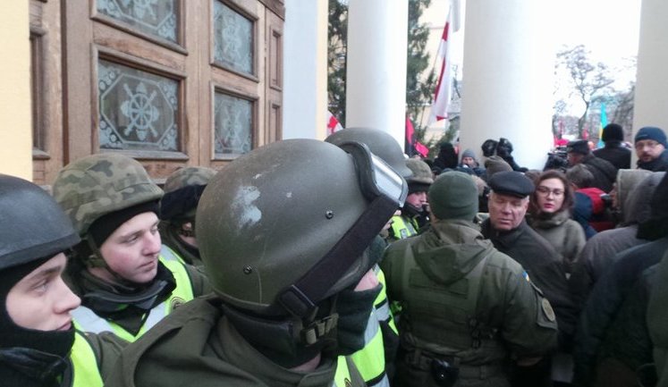 Прихильники Саакашвілі намагались прорватися в Жовтневий палац. Правоохоронці застосували газ. ПРЯМА ТРАНСЛЯЦІЯ + ФОТОрепортаж (оновлено)