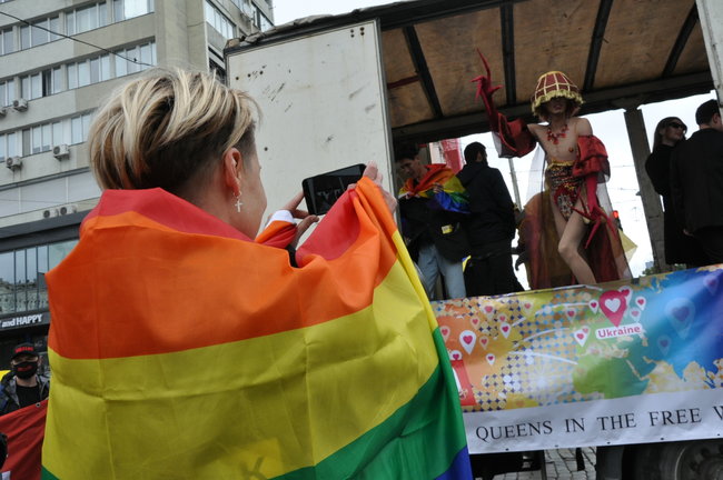 Руху ЛГБТ-маршу намагалася перешкодити жінка, яка лягла на асфальт і кричала про перетворення хлопчиків на геїв 45