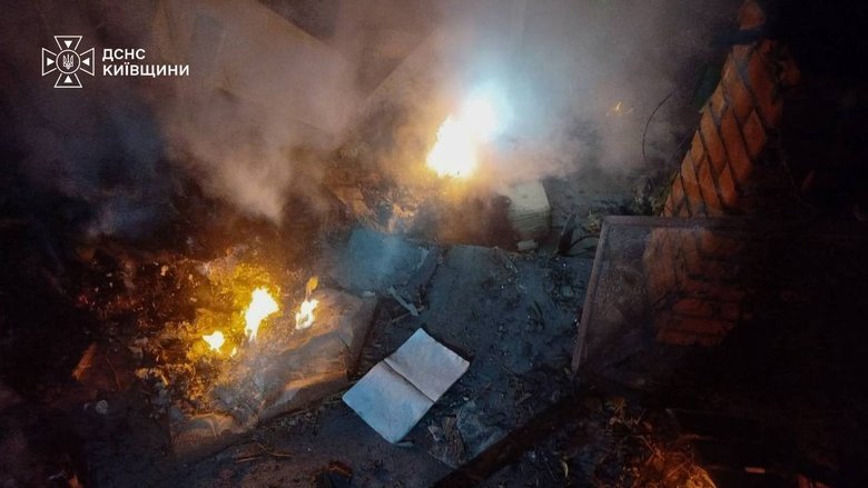 Росія атакувала Київщину: двоє постраждалих, пошкоджені будинки та авто
