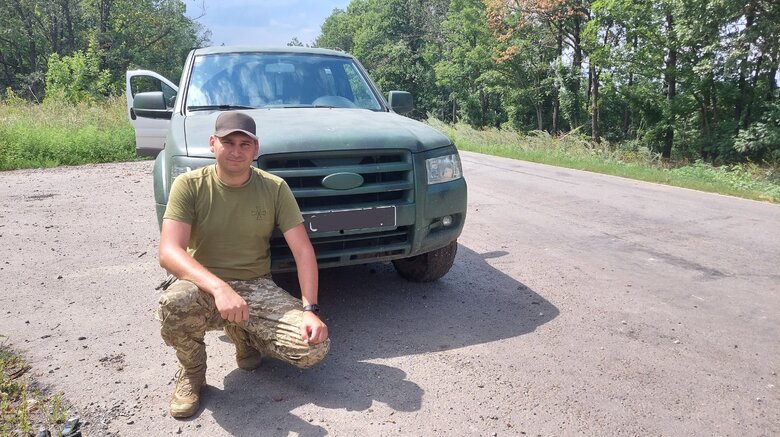 Володимир Мукан: Коли заїхали в Слов’янськ, назустріч нашій колоні військових безперестану мчали швидкі допомоги з пораненими, десь далеко було чутно вибухи. Відчувався подих війни 01