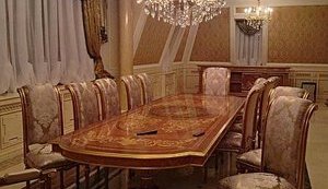 Царский офис Юры Енакиевского: двухспальные кровати, расписная мебель и, конечно, бар. ФОТОрепортаж