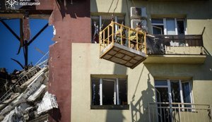 Росіяни вдарили по дев’ятиповерхівці о Одесі: спалахнула пожежа