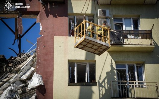 Росіяни вдарили по дев’ятиповерхівці о Одесі