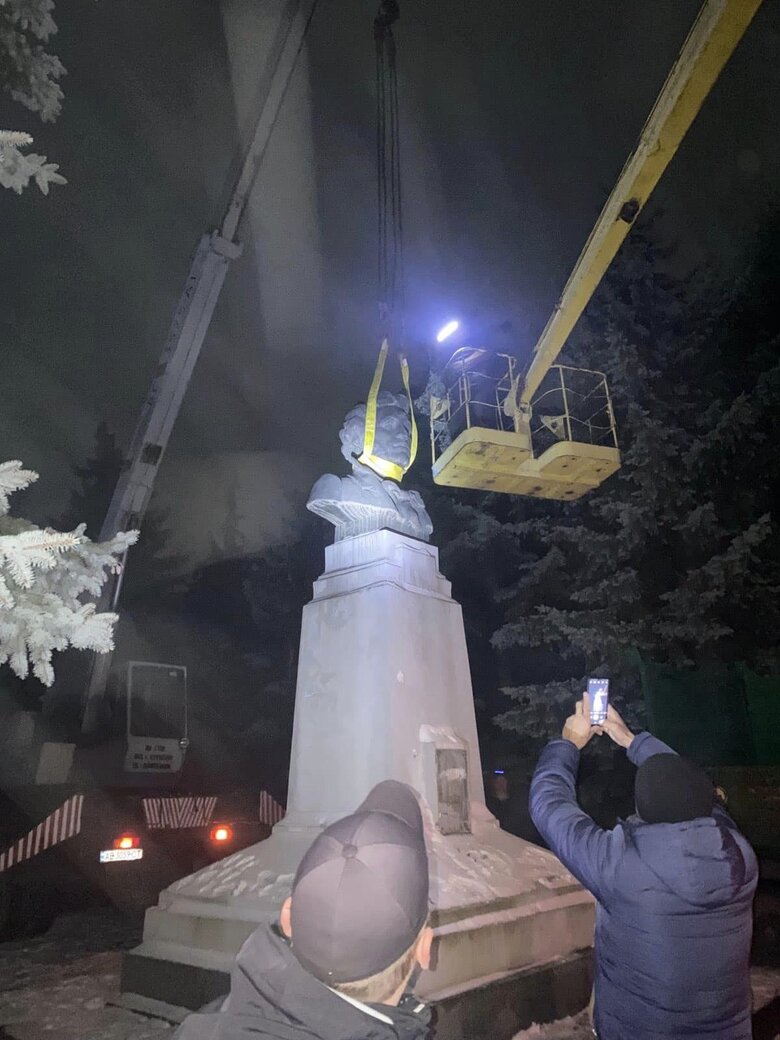 Памятники Суворова и Пушкина были демонтированы в Винницкой области 01