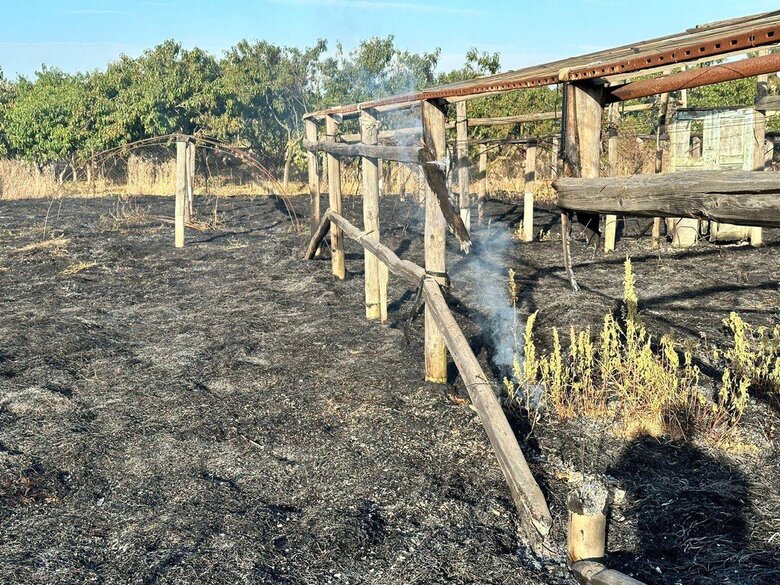 Рашисти обстріляли Кізомис на Херсонщині запалювальними боєприпасами. Згоріли будинки та господарчі споруди 02 Рашисти обстріляли Кізомис на Херсонщині запалювальними боєприпасами. Згоріли будинки та господарчі споруди 02